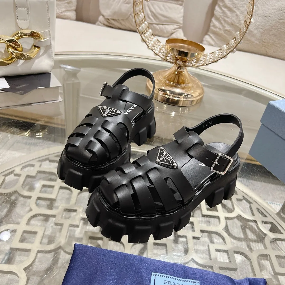 👟👟Ex-factory price 440👟👟 Prada's new spring and summer sawtooth Roman thick-soled rubber sandals, retro, fashionable and avant-garde gear teeth 55mm, thick-soled soles with rubber uppers, making the whole pair of shoes light and comfortable, bright colors, satisfying a variety of choices for fashionable people with different styles! The iconic metal triangle logo is paired with the shape of ancient beach sandals. Every design element is fashionable! Code number 35-40